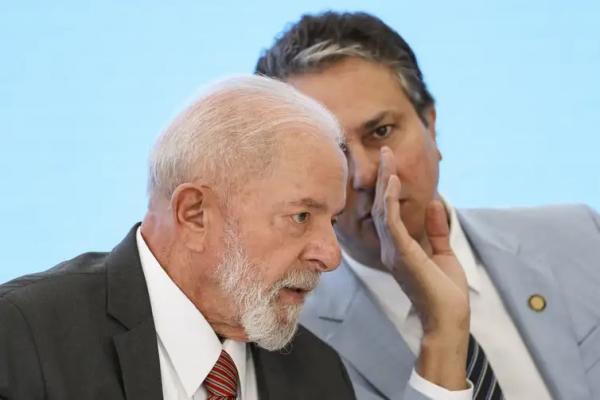 Presidente Luiz In&aacute;cio Lula da Silva e o ministro da Educa&ccedil;&atilde;o, Camilo Santana, durante reuni&atilde;o com reitores.(Imagem:Marcelo Camargo/Ag&ecirc;ncia Brasil)