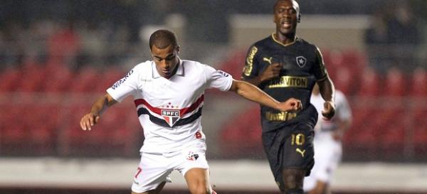Lucas e Seedorf, estrelas de S&atilde;o Paulo e Botafogo em campo.(Imagem: Wagner Carmo / Vipcomm))