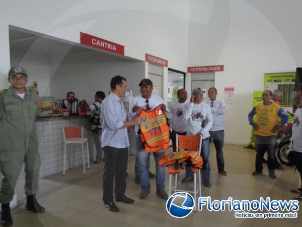 Mototaxistas florianenses recebem coletes de seguran&ccedil;a.(Imagem:FlorianoNews)