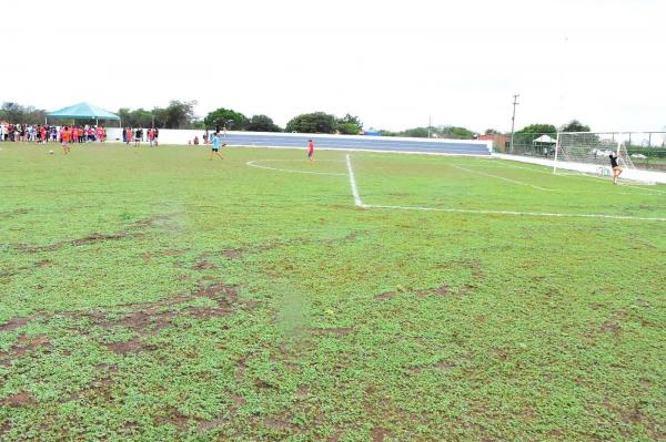 População de Itaueira é contemplada com campo de futebol e recursos destinados por Ciro Nogueira.(Imagem:Ascom)