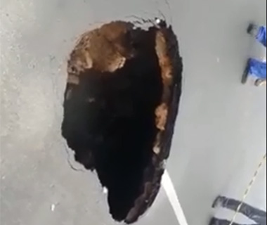 Asfalto cede e abre buraco na Avenida Raul Lopes; pista é interditada
