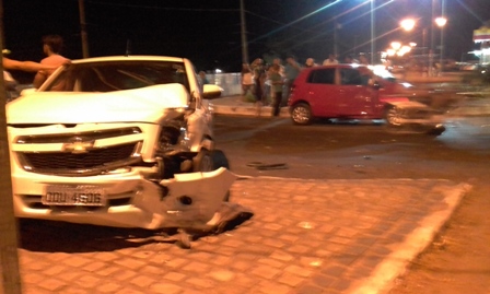 Veículos colidem em rotatória da BR-343 em Floriano