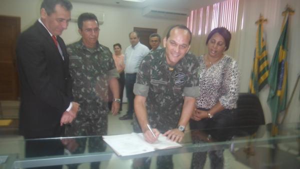 Prefeito toma posse no cargo de presidente da Junta do Serviço Militar.(Imagem:FlorianoNews)