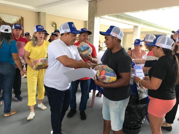Natal Solid&aacute;rio: Fam&iacute;lia Resende realiza distribui&ccedil;&atilde;o de cestas b&aacute;sicas e peixes em Bar&atilde;o de Graja&uacute;(Imagem:FlorianoNews)