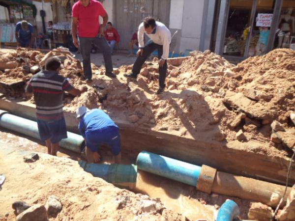 Atraso em reparo de tubula&ccedil;&atilde;o deixa popula&ccedil;&atilde;o de Floriano sem &aacute;gua por dois dias.(Imagem:FlorianoNews)