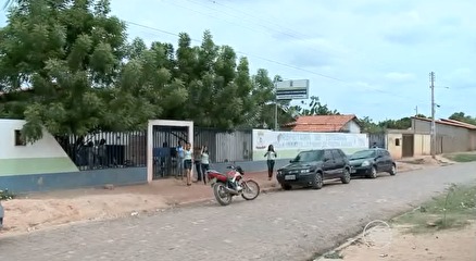 Com medo de assaltos, estudantes assistem aulas trancados em escola