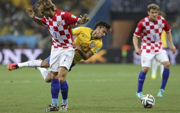 Neymar sofre falta de Rakitic contra a Cro&aacute;cia: normalmente ca&ccedil;ado em campo, craque sofreu s&oacute; duas faltas.(Imagem:EFE)