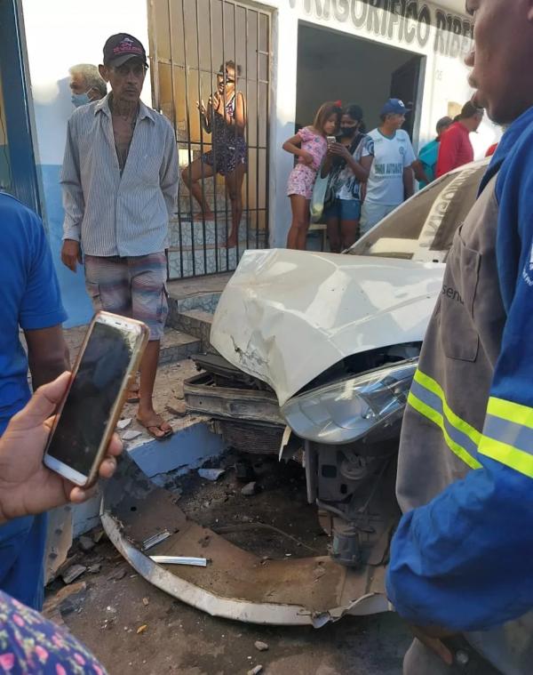 A frente da igreja ficou destruída. O acidente ocorreu por volta das 7h30 e no momento do acidente o templo estava vazio.