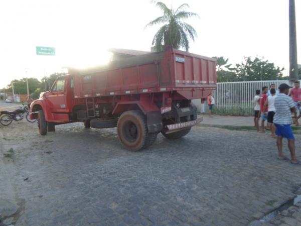 Ca&ccedil;amba e carro colidem na Avenida Dirceu Arcoverde.(Imagem:FlorianoNews)