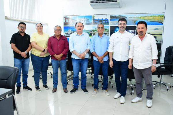 Prefeito de Floriano e representantes da Juventude e do Comércio discutem