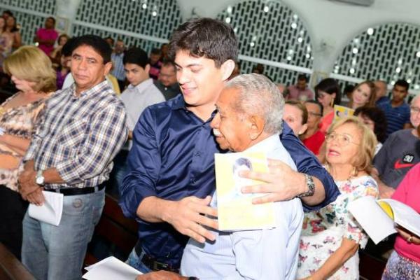 En&eacute;as Maia comemora anivers&aacute;rio com amigos em Missa.(Imagem:Jaquelina Nascimento)