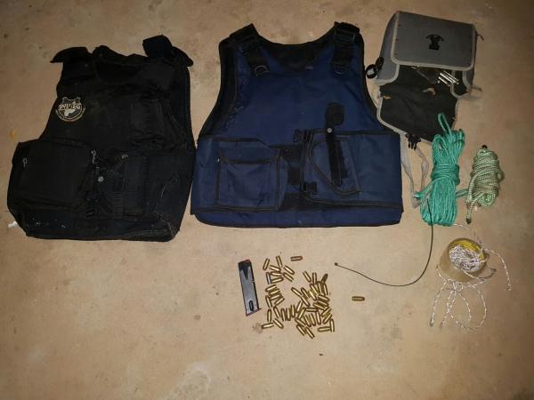  Coletes, muni&ccedil;&otilde;es e armas foram apreendidos com a quadrilha.(Imagem: Divulga&ccedil;&atilde;o/PM-PI)