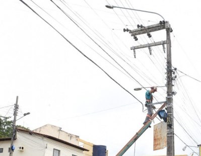 SEINFRA reinicia trabalho de reposição de lâmpadas em Floriano