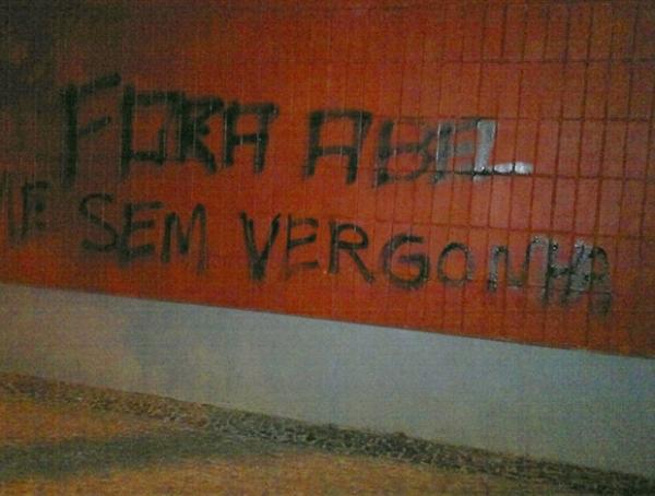Muro das Laranjeiras amanhece pichado após derrota para o Grêmio