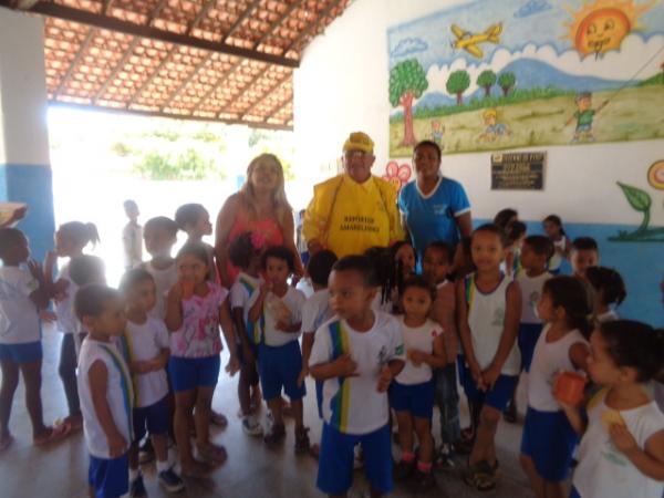 Repórter Amarelinho convida escolas para o Show do Carrapeta