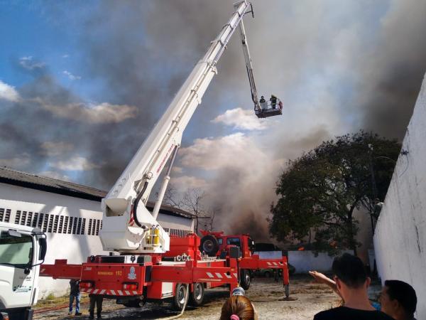 Bombeiros tentam conter fogo em f&aacute;brica de Teresina.(Imagem: Rafaeal Leal/G1)