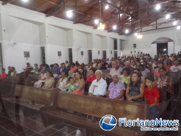 Fi&eacute;is participaram de 'Missa do Galo' em Floriano e Bar&atilde;o de Graja&uacute;.(Imagem:FlorianoNews)