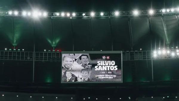 Placar do Maracan&atilde; prestou homenagem para Silvio Santos antes de Fluminense x Corinthians(Imagem:Lucas Mer&ccedil;on/Fluminense)