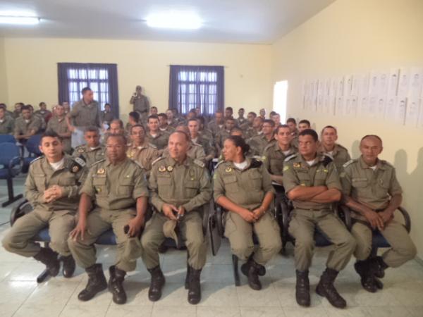 Concludentes do Curso de Formação de Soldados participam de aula da saudade