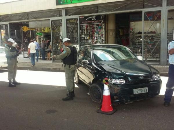 Homem fura bloqueio, foge na contra m&atilde;o e provoca acidente em Teresina.(Imagem:Fernando Brito/G1)