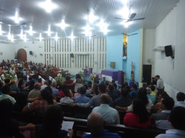 Formandos da turma de Direito da FAESF participam de missa em a&ccedil;&atilde;o de gra&ccedil;as.(Imagem:FlorianoNews)