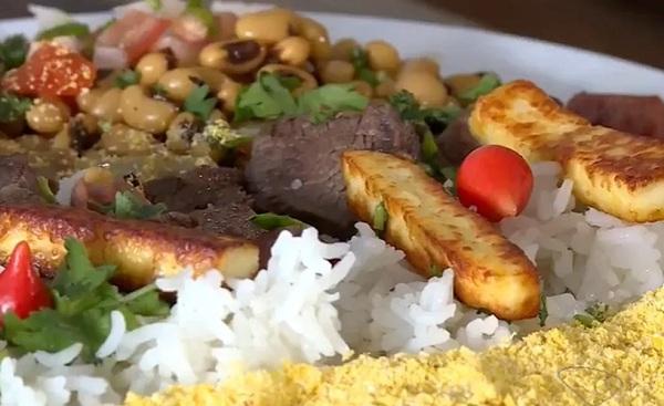  E em alguns restaurantes, &eacute; comum encontrar a refei&ccedil;&atilde;o com generosas por&ccedil;&otilde;es de queijo coalho assado. (Imagem:Reprodu&ccedil;&atilde;o/ESTV )