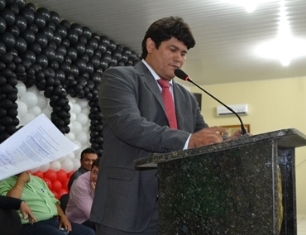 Bandidos invadem casa de vereador e fazem família refém