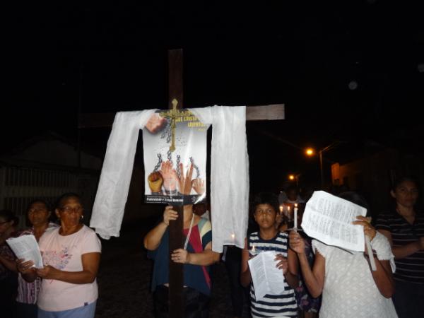 Fieis participam da Via Sacra em ruas de Floriano