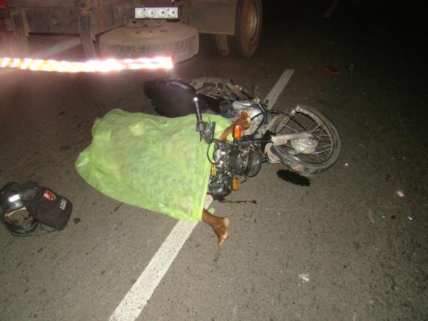 O acidente aconteceu na Avenida Henry Wall de Carvalho, a moto colidiu com um caminh&atilde;o que fazia uma manuten&ccedil;&atilde;o na rede el&eacute;trica.(Imagem:Divulga&ccedil;&atilde;o)