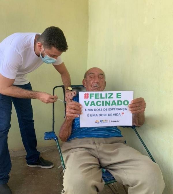 Equipe de sa&uacute;de de Bar&atilde;o de Graja&uacute; visita idosos para aplicar a vacina(Imagem:Reprodu&ccedil;&atilde;o)