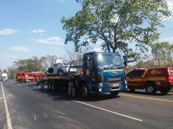 Acidente entre Hillux e Voyage deixa tr&ecirc;s mortos em Caxias.(Imagem:PRF)