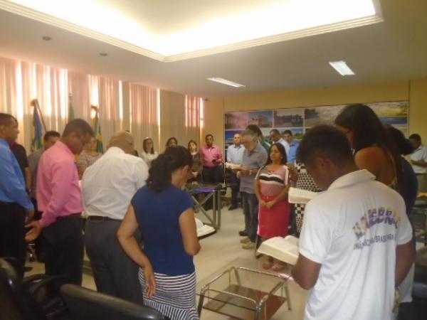 Prefeito e secretários começam o dia com oração na sede administrativa