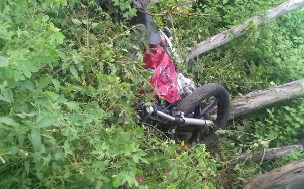 Colisão entre carro e motocicleta deixa uma pessoa ferida na zona rural de Floriano.(Imagem:3° BPM)