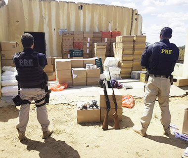 PRF apreende armamento e carga de cigarros em casebre às margens da BR-316