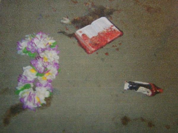 Santa estava na boca da v&iacute;tima e b&iacute;blia com marcas de sangue ao lado do corpo.(Imagem:Gilcilene Ara&uacute;jo/G1)