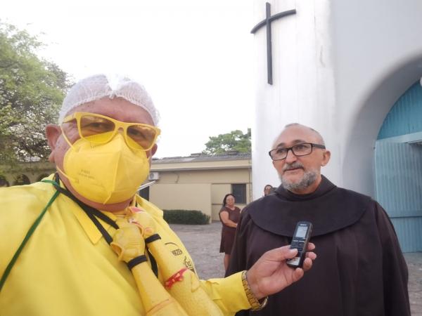 Pe. Fr. James Carneiro, p&aacute;roco da Par&oacute;quia de Nossa Senhora das Gra&ccedil;as.(Imagem:FlorianoNews)