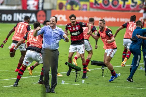 Rog&eacute;rio Ceni e jogadores comemoram gol da virada do Flamengo contra o Internacional.(Imagem:Marcelo Cortes / CRF)