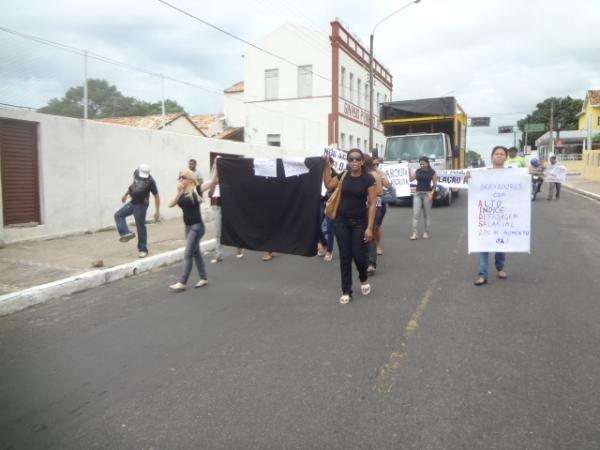 Servidores p&uacute;blicos fazem manifesta&ccedil;&atilde;o em Floriano. (Imagem:FlorianoNews)