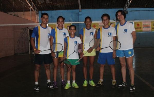 Parte da equipe que disputar&aacute; o Pan - Americano J&uacute;nior. Da esquerda para direita: Vin&iacute;cius Evangelista, S&acirc;mia Lima, S&acirc;nia Lima, Jackeline Lopes, Fabr&iacute;cio Farias e a treinadora Norm(Imagem:Wenner Tito)