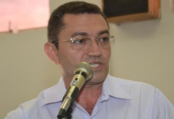 Padre Walmir nomeia mais 51 servidores comissionados