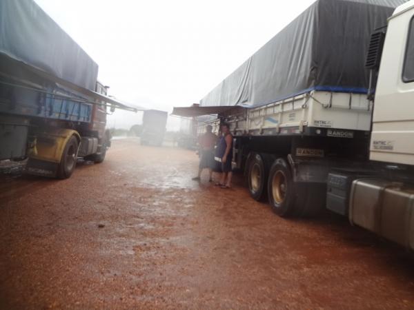 Caminhoneiros reclamam do desconforto de Atacado em Bar&atilde;o de Graja&uacute;.(Imagem:FlorianoNews)