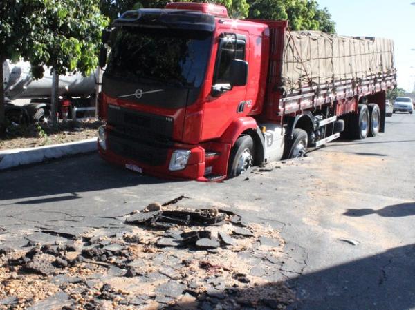 Asfalto cede após vazamento e caminhão fica preso em buraco no PI