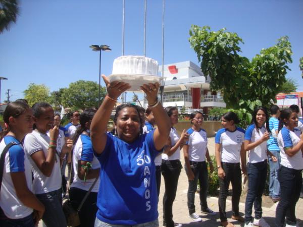 cantando os parabens para a escola(Imagem:reda&ccedil;ao)
