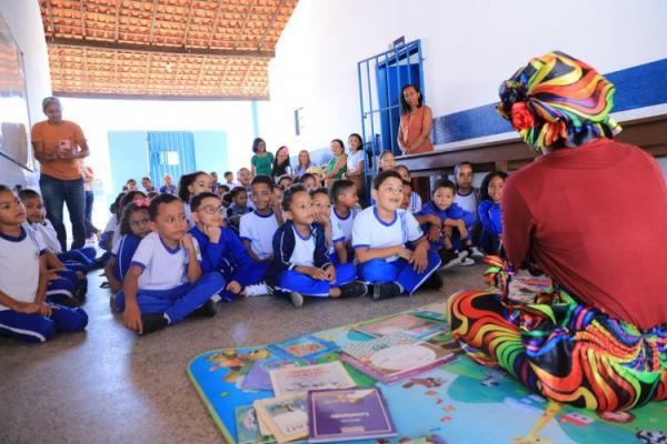 Prefeitura de Floriano leva Biblioteca Itinerante &agrave;s escolas em comemora&ccedil;&atilde;o ao m&ecirc;s do Folclore(Imagem:Secom)