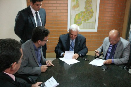 Themístocles Filho assina termo de cooperação para gestão e previdência