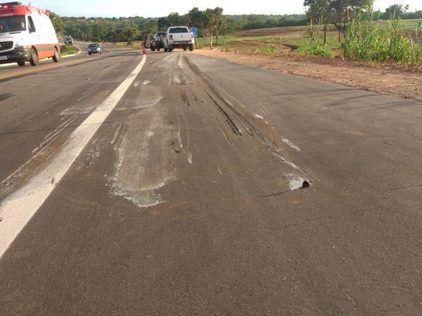 Acidente envolvendo moto e caminh&atilde;o &eacute; registrado na BR 135 em Santa Luz, no Piau&iacute; (Imagem:Divulga&ccedil;&atilde;o/PRF)