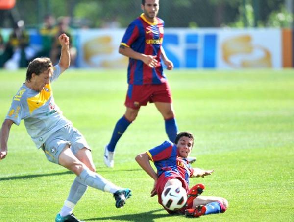 Observado por estrelas, Brasil vence reservas do time B do Barcelona