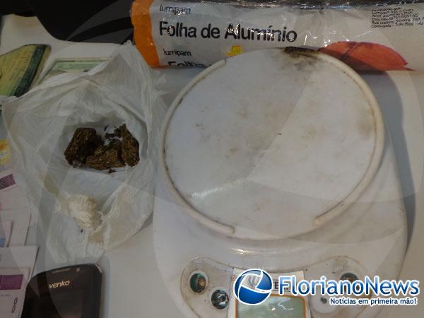 Pol&iacute;cia Civil de Floriano estoura boca de fumo em campo de futebol no bairro Guia(Imagem:FlorianoNews)