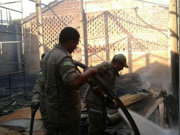 Fábrica de estofado é destruída em incêndio no Centro de Teresina