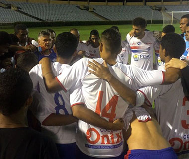 Na raça, PI supera até falta de gelo e lidera campeonato